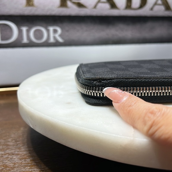 Louis Vuitton Damier GUC Graphite
Vertical zippy wallet - Picture 14 of 17